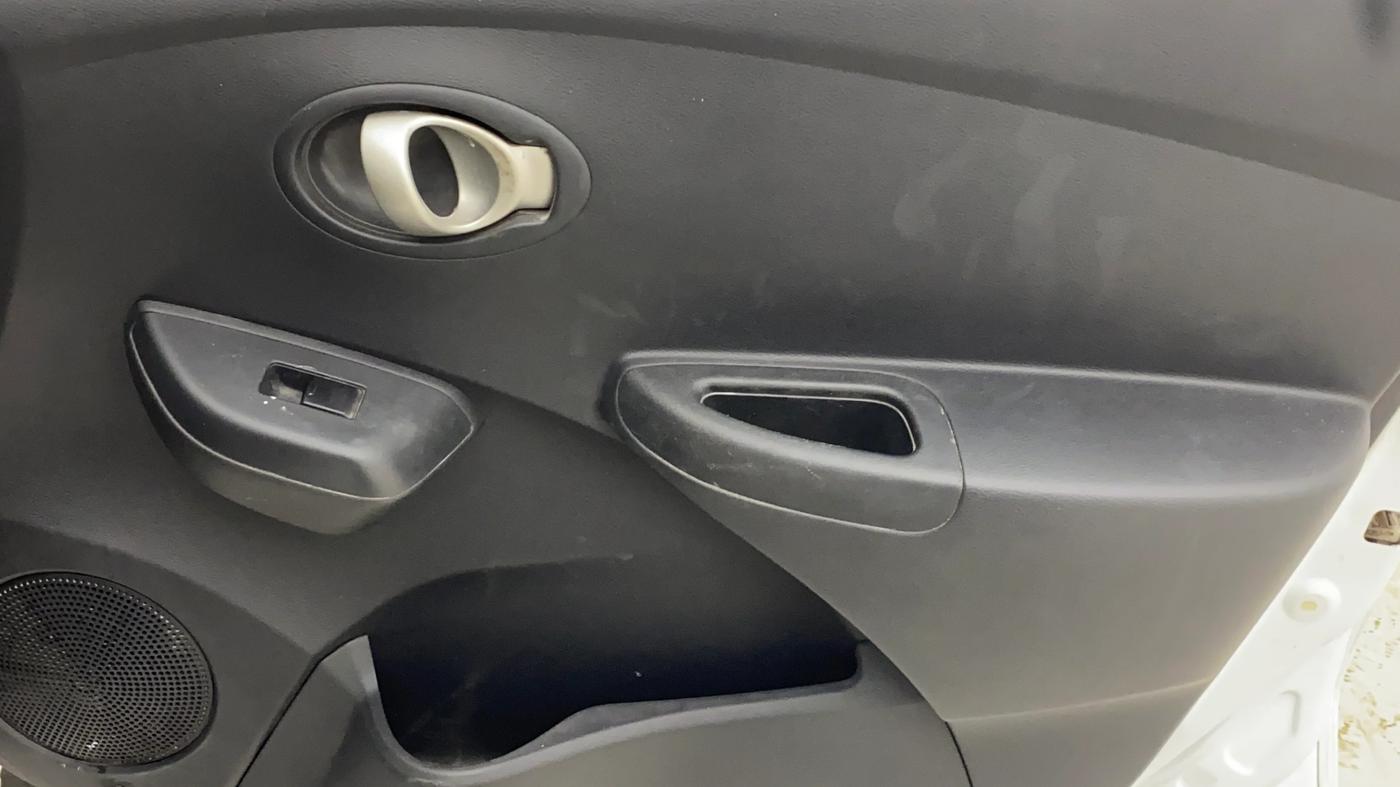 2018 Datsun Go T, CNG, Manual, 81,196 km, Driver Side Door Panels Control