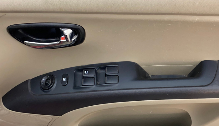 2013 Hyundai i10 ASTA 1.2 AT SUNROOF, Petrol, Automatic, 50,444 km, Driver Side Door Panels Control