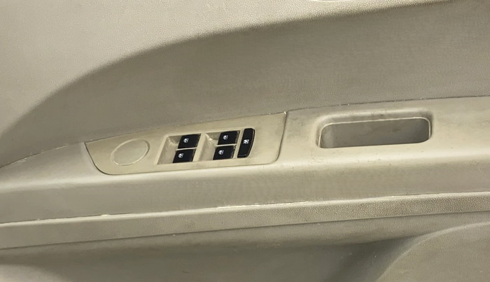 2019 Mahindra MARAZZO M2 8 STR, Diesel, Manual, 26,273 km, Driver Side Door Panels Control