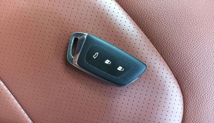 2022 MG HECTOR PLUS SHARP 1.5 PETROL TURBO CVT 6-STR, Petrol, Automatic, 10,957 km, Key Close Up