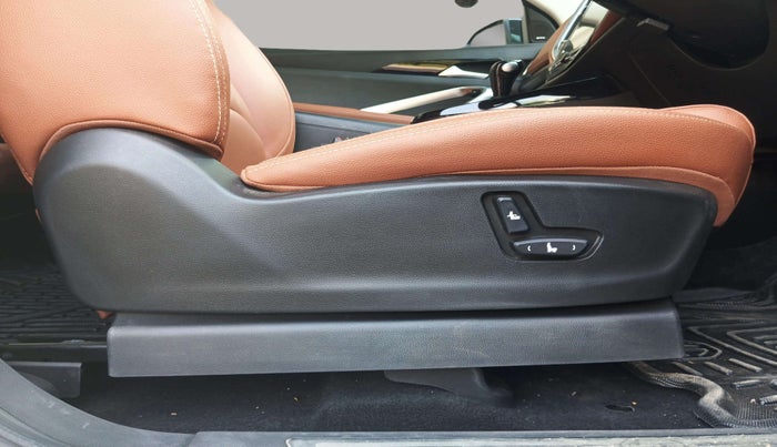 2022 MG HECTOR PLUS SHARP 1.5 PETROL TURBO CVT 6-STR, Petrol, Automatic, 10,957 km, Driver Side Adjustment Panel