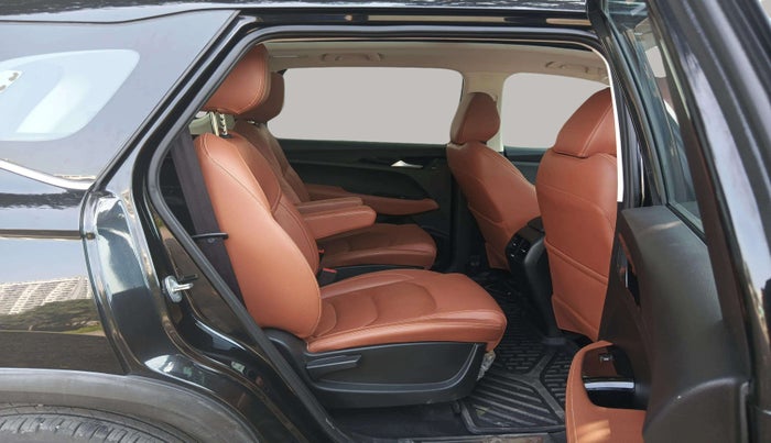 2022 MG HECTOR PLUS SHARP 1.5 PETROL TURBO CVT 6-STR, Petrol, Automatic, 10,957 km, Right Side Rear Door Cabin