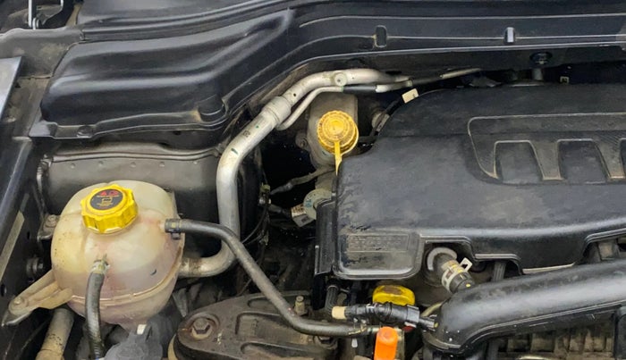 2022 Mahindra XUV300 W6 1.2 PETROL, Petrol, Manual, 18,846 km, Engine View - Right