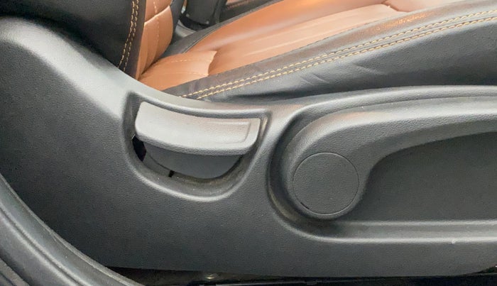 2019 Hyundai Verna 1.6 VTVT SX, CNG, Manual, 88,114 km, Driver Side Adjustment Panel