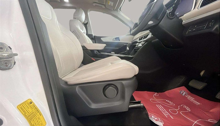 2023 Mahindra XUV700 AX 7 LUXURY P AT 7 STR, Petrol, Automatic, 15,687 km, Driver Side Adjustment Panel