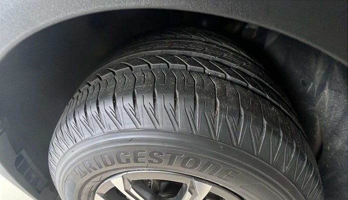 2023 Mahindra XUV700 AX 7 LUXURY P AT 7 STR, Petrol, Automatic, 15,687 km, Right Front Tyre Tread