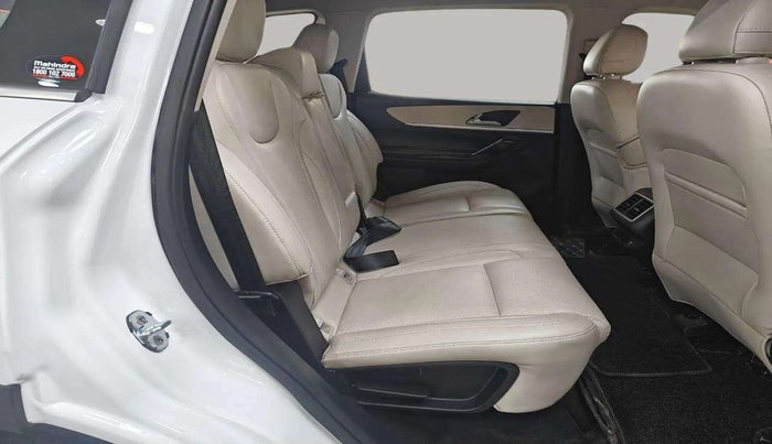 2023 Mahindra XUV700 AX 7 LUXURY P AT 7 STR, Petrol, Automatic, 15,687 km, Right Side Rear Door Cabin