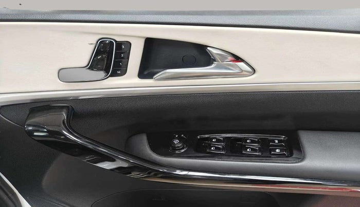 2023 Mahindra XUV700 AX 7 LUXURY P AT 7 STR, Petrol, Automatic, 15,687 km, Driver Side Door Panels Control