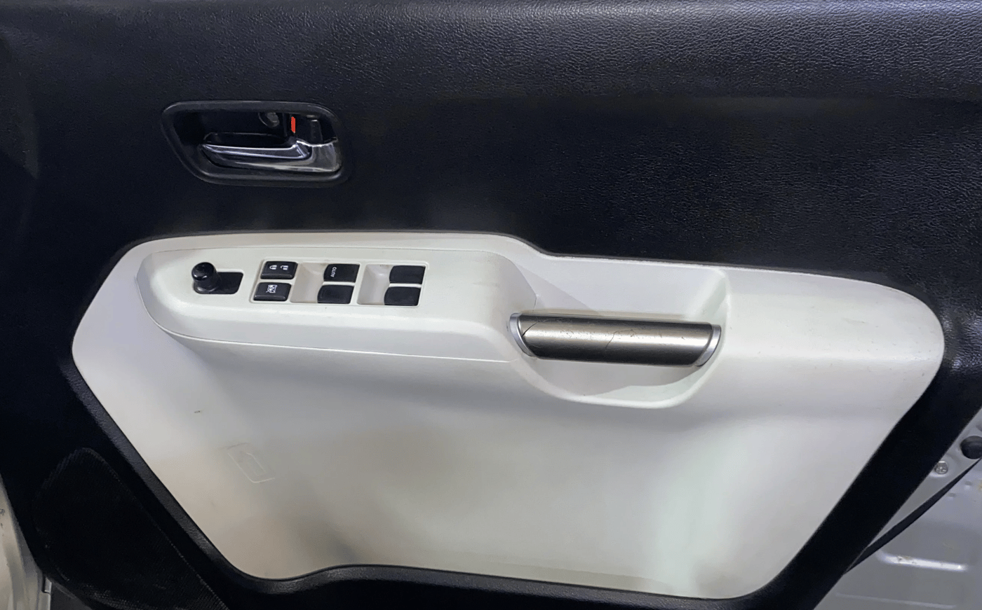 2017 Maruti IGNIS DELTA 1.2, Petrol, Manual, 60,156 km, Driver Side Door Panels Control