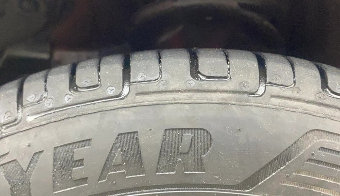 2015 Hyundai Eon MAGNA +, Petrol, Manual, 95,923 km, Left Front Tyre Tread