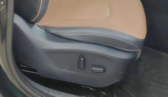 2025 Hyundai ALCAZAR Signature 7 STR 1.5 Turbo GDi Petrol DCT, Petrol, Automatic, 6,375 km, Driver Side Adjustment Panel