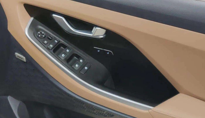 2025 Hyundai ALCAZAR Signature 7 STR 1.5 Turbo GDi Petrol DCT, Petrol, Automatic, 6,375 km, Driver Side Door Panels Control