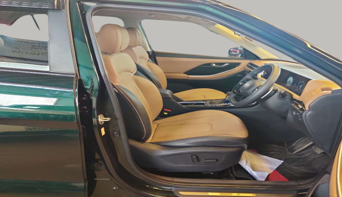 2025 Hyundai ALCAZAR Signature 7 STR 1.5 Turbo GDi Petrol DCT, Petrol, Automatic, 6,375 km, Right Side Front Door Cabin