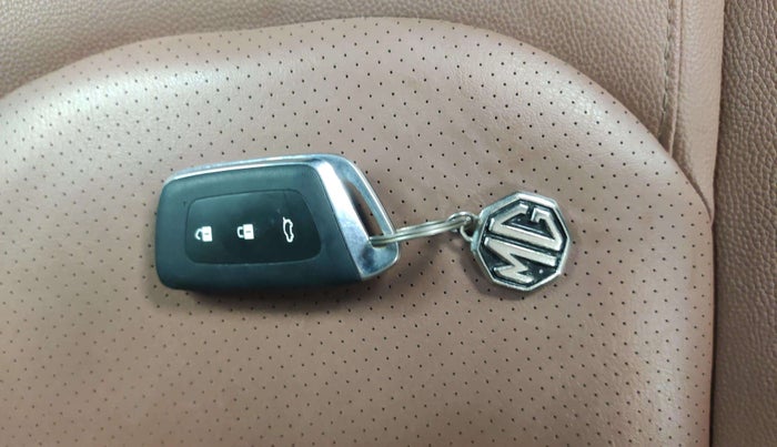 2023 MG HECTOR PLUS SAVVY PRO 1.5 TURBO CVT 7 STR, Petrol, Automatic, 12,197 km, Key Close Up
