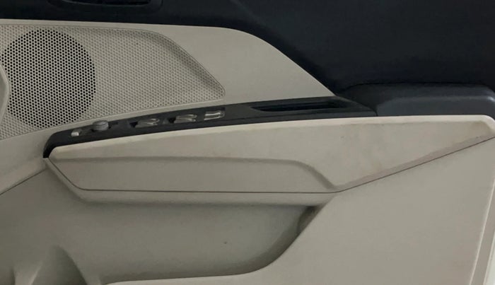 2022 Mahindra XUV300 W6 1.2 PETROL AMT, Petrol, Automatic, 89,973 km, Driver Side Door Panels Control