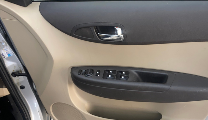 2014 Hyundai i20 ASTA 1.4 CRDI, Diesel, Manual, 1,02,817 km, Driver Side Door Panels Control