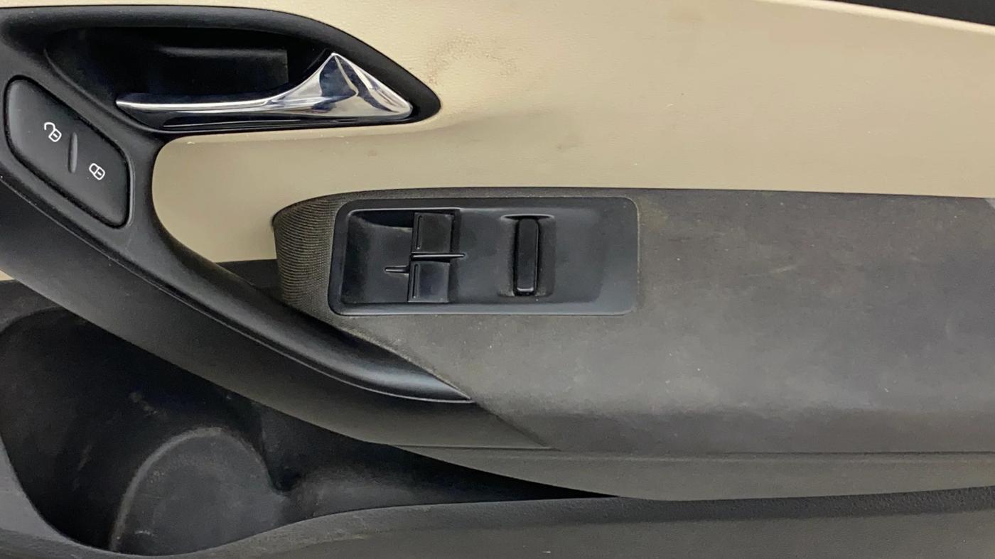 2020 Skoda Rapid ACTIVE 1.0 TSI, Petrol, Manual, 1,03,282 km, Driver Side Door Panels Control