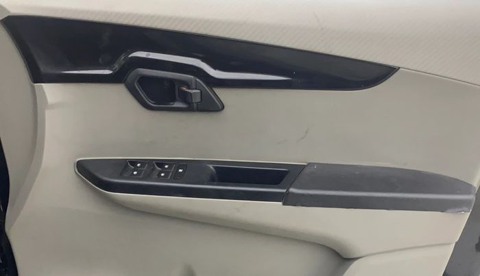 2016 Mahindra Kuv100 K6 5 STR, Petrol, Manual, 84,140 km, Driver Side Door Panels Control