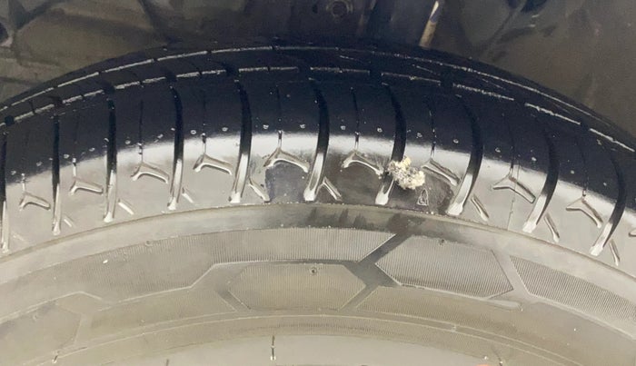 2019 Maruti Swift VXI AMT, Petrol, Automatic, 38,694 km, Left Front Tyre Tread