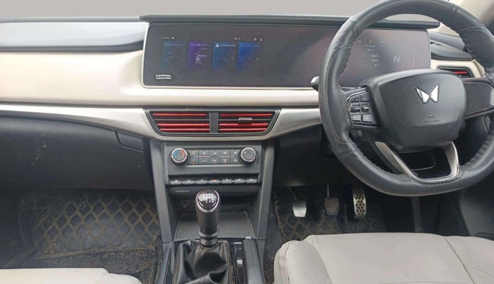 2022 Mahindra XUV700 AX 5 D MT 7 STR, Diesel, Manual, 37,686 km, Air Conditioner