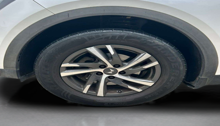 2022 Mahindra XUV700 AX 5 D MT 7 STR, Diesel, Manual, 37,686 km, Left Front Wheel