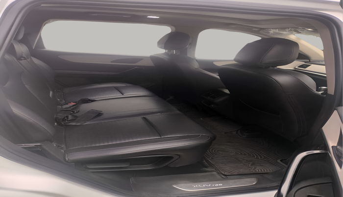 2022 Mahindra XUV700 AX 5 D MT 7 STR, Diesel, Manual, 37,686 km, Right Side Rear Door Cabin