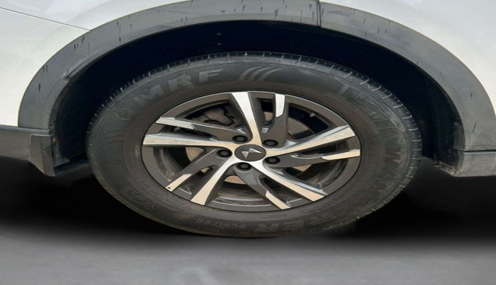 2022 Mahindra XUV700 AX 5 D MT 7 STR, Diesel, Manual, 37,686 km, Right Rear Wheel