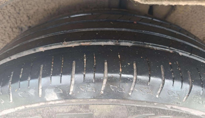 2022 Mahindra XUV700 AX 5 D MT 7 STR, Diesel, Manual, 37,686 km, Left Front Tyre Tread