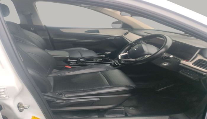 2022 Mahindra XUV700 AX 5 D MT 7 STR, Diesel, Manual, 37,686 km, Right Side Front Door Cabin