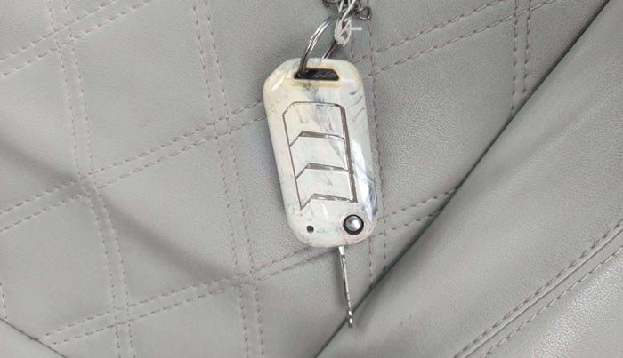 2022 Mahindra XUV700 AX 5 D MT 7 STR, Diesel, Manual, 37,686 km, Key Close Up