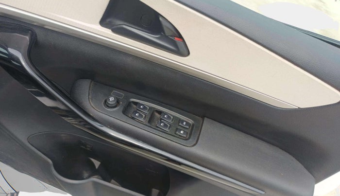 2022 Mahindra XUV700 AX 5 D MT 7 STR, Diesel, Manual, 37,686 km, Driver Side Door Panels Control