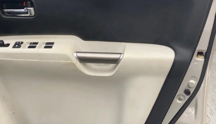 2017 Maruti IGNIS ALPHA 1.3 AMT, Diesel, Automatic, 88,910 km, Driver Side Door Panels Control