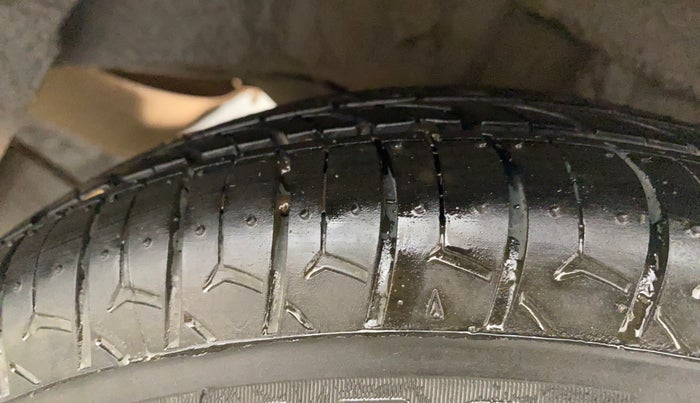 2016 Hyundai Eon ERA PLUS (O), Petrol, Manual, 1,36,045 km, Left Rear Tyre Tread