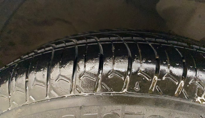 2016 Hyundai Eon ERA PLUS (O), Petrol, Manual, 1,36,045 km, Right Front Tyre Tread