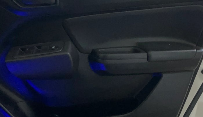 2021 Maruti Swift LXI, Petrol, Manual, 34,003 km, Driver Side Door Panels Control