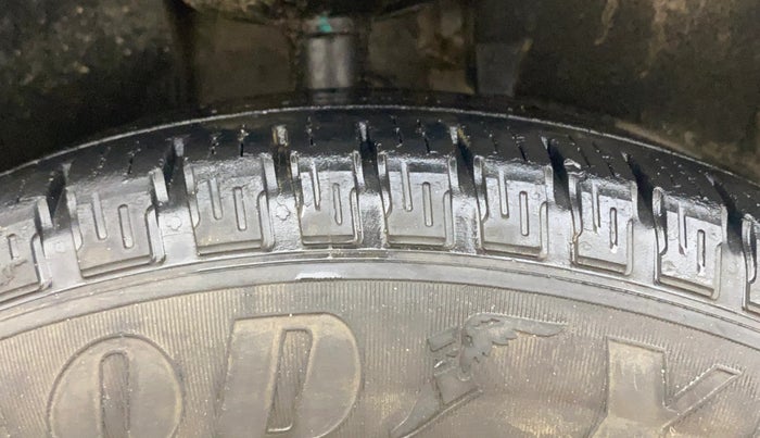 2013 Renault Duster 85 PS RXL DIESEL, Diesel, Manual, 91,073 km, Right Front Tyre Tread