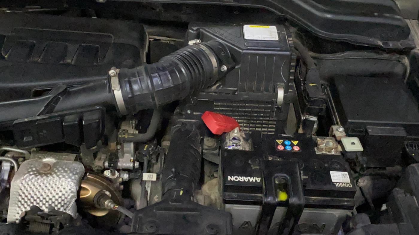 2023 Mahindra XUV300 W8 1.2 PETROL, Petrol, Manual, 51,643 km, Engine View - Left