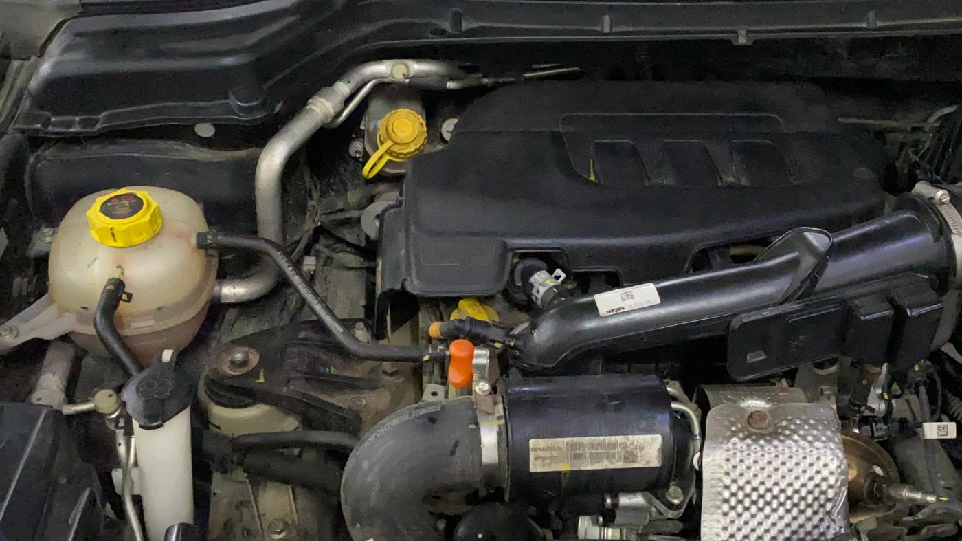 2023 Mahindra XUV300 W8 1.2 PETROL, Petrol, Manual, 51,643 km, Engine View - Right