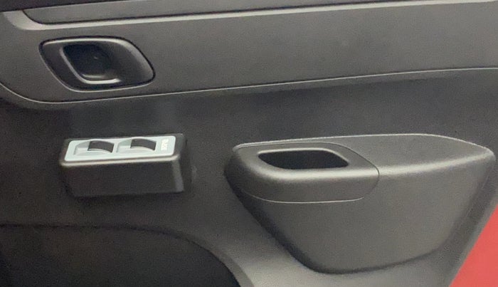 2017 Renault Kwid RXT 1.0 AMT (O), Petrol, Automatic, 21,723 km, Driver Side Door Panels Control