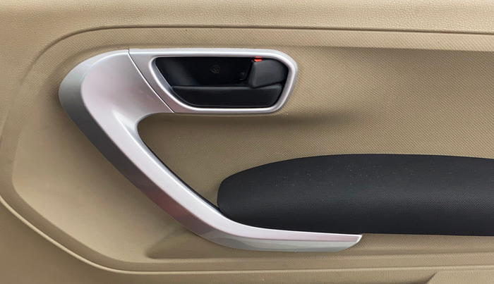 2017 Mahindra TUV300 T10, Diesel, Manual, 60,295 km, Driver Side Door Panels Control