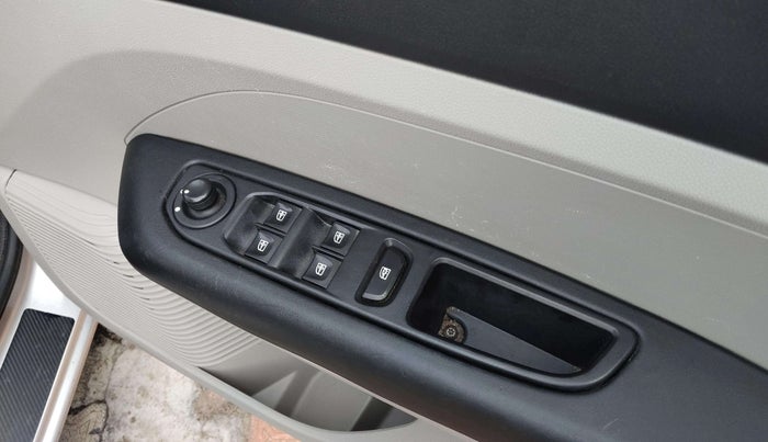 2021 Renault TRIBER RXT, Petrol, Manual, 40,283 km, Driver Side Door Panels Control