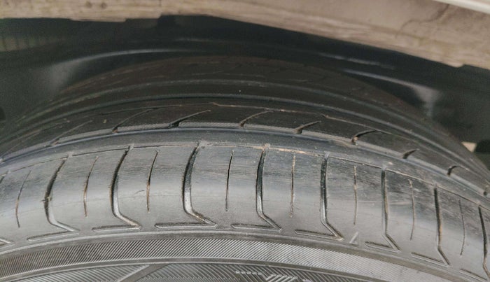 2022 Toyota Innova Crysta 2.4 ZX 7 STR, Diesel, Manual, 1,11,419 km, Right Rear Tyre Tread