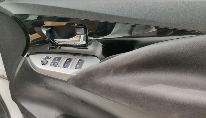 2022 Toyota Innova Crysta 2.4 ZX 7 STR, Diesel, Manual, 1,11,419 km, Driver Side Door Panels Control