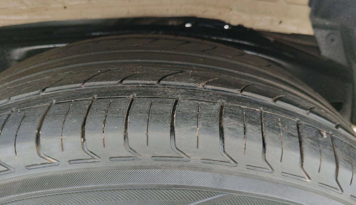 2022 Toyota Innova Crysta 2.4 ZX 7 STR, Diesel, Manual, 1,11,419 km, Left Front Tyre Tread