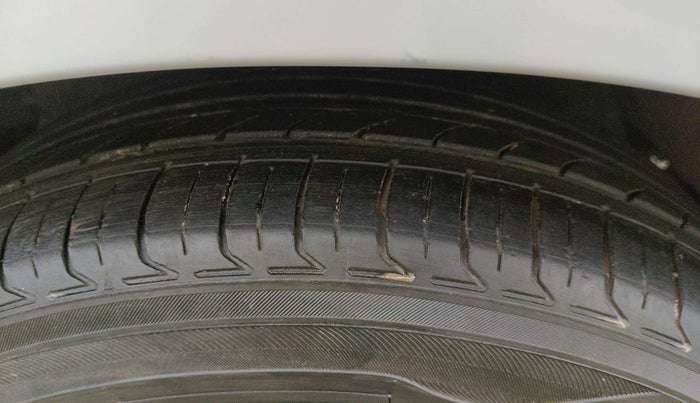 2022 Toyota Innova Crysta 2.4 ZX 7 STR, Diesel, Manual, 1,11,419 km, Right Front Tyre Tread