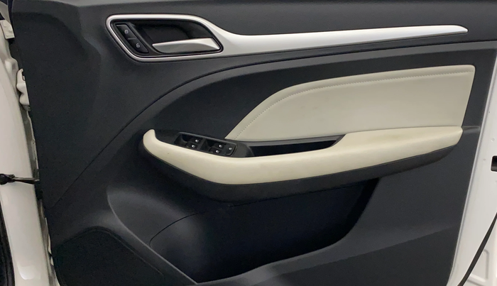 2024 MG ASTOR Select 1.5 MT (Ivory), Petrol, Manual, 11,319 km, Driver Side Door Panels Control