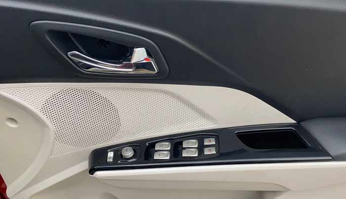 2021 Mahindra XUV300 W8 1.2 PETROL, Petrol, Manual, 58,461 km, Driver Side Door Panels Control