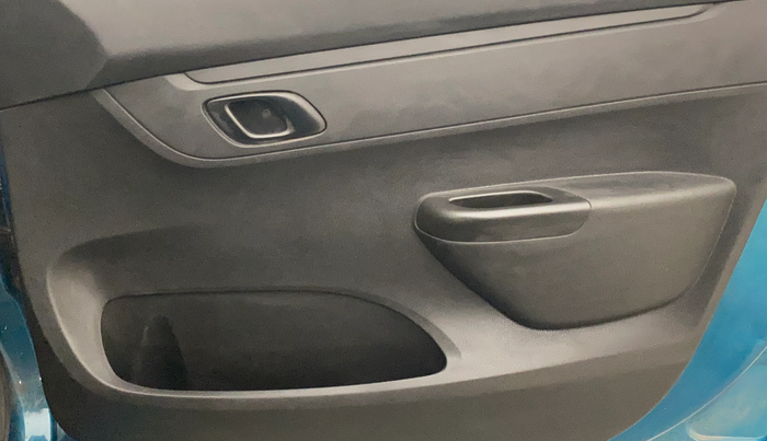 2021 Renault Kwid NEOTECH RXL 1.0 MT, CNG, Manual, 50,943 km, Driver Side Door Panels Control