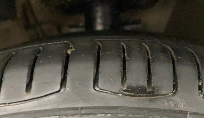 2015 Volkswagen Vento HIGHLINE 1.6 MPI, Petrol, Manual, 71,482 km, Right Front Tyre Tread