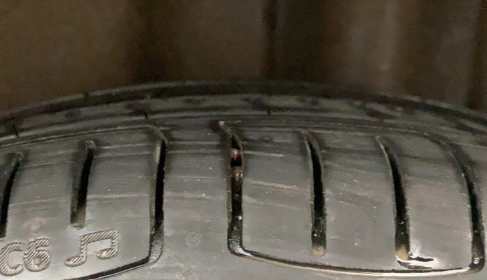 2015 Volkswagen Vento HIGHLINE 1.6 MPI, Petrol, Manual, 71,482 km, Left Rear Tyre Tread